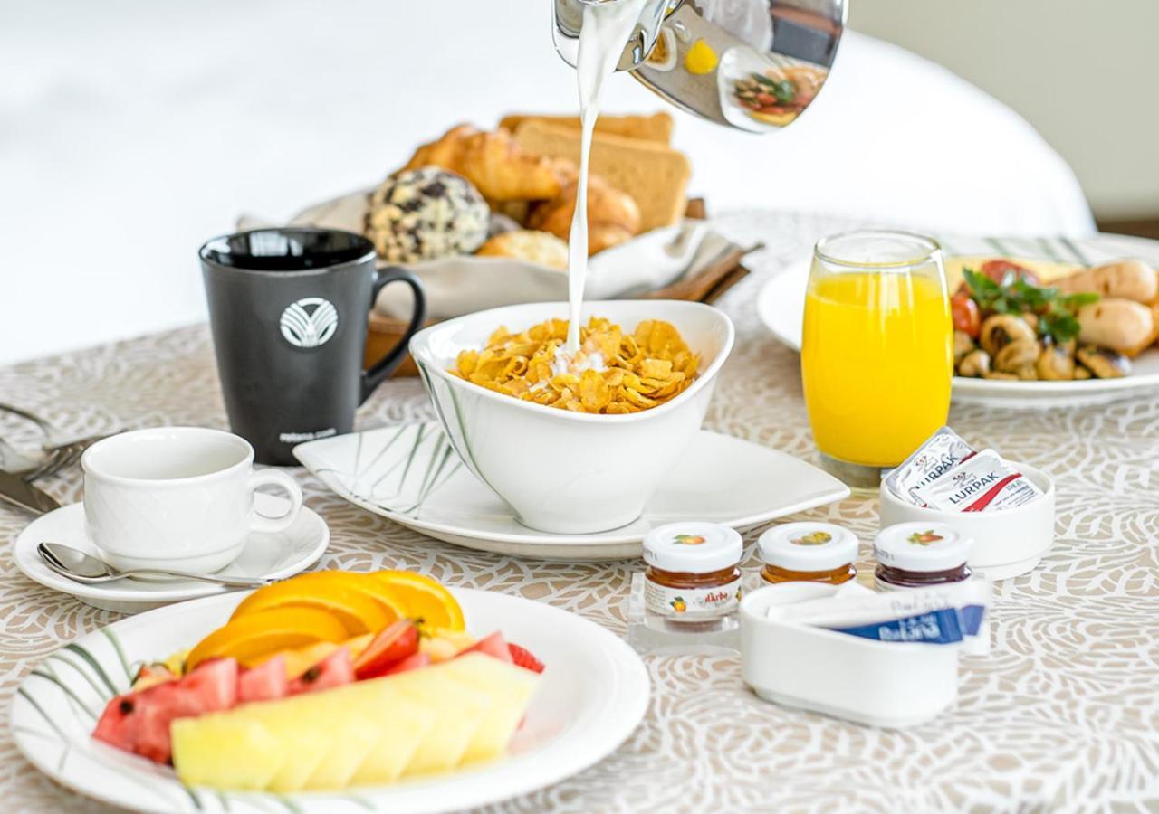 City Centre Rotana Ντόχα Εξωτερικό φωτογραφία A continental breakfast