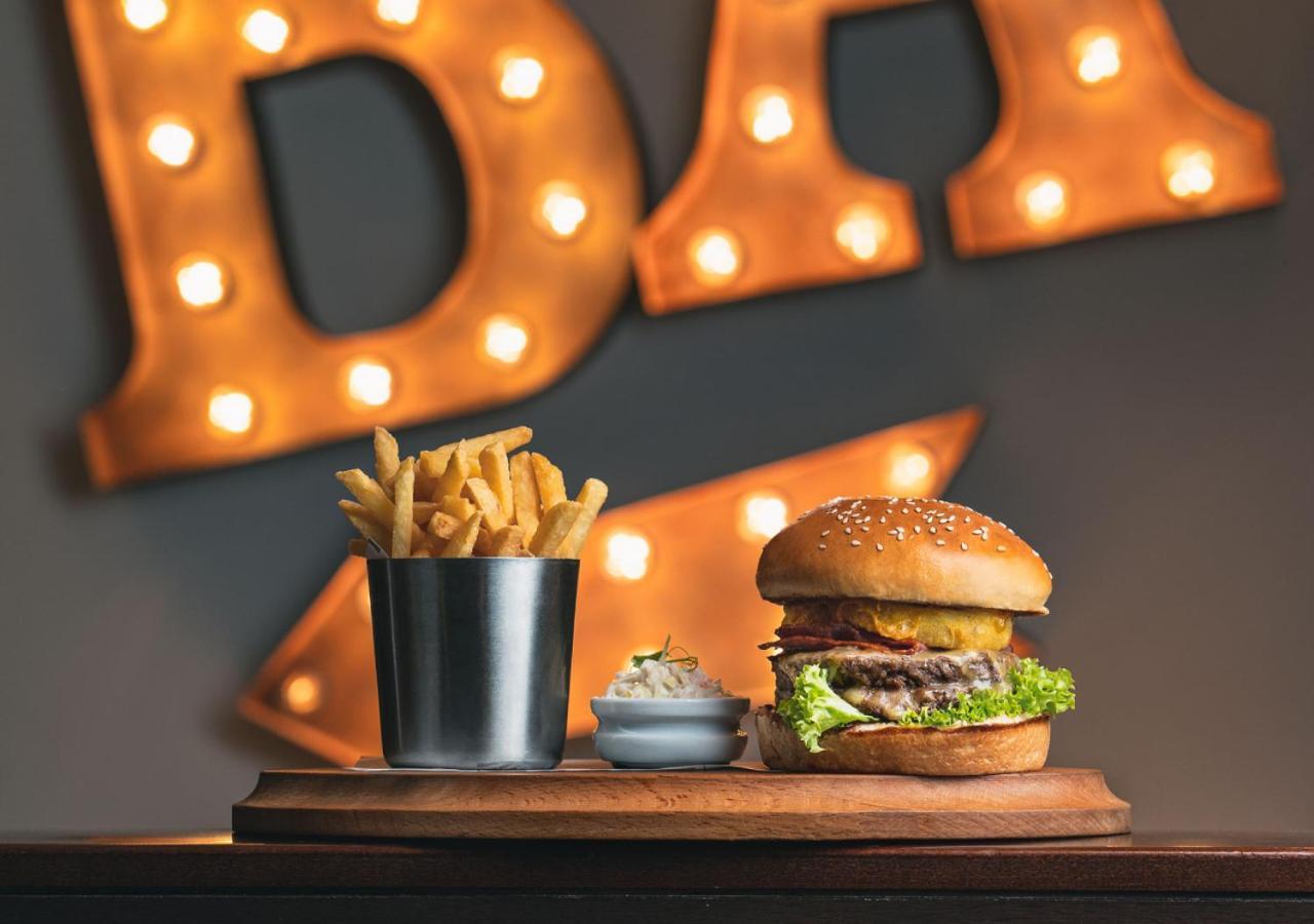 City Centre Rotana Ντόχα Εξωτερικό φωτογραφία Burger and fries