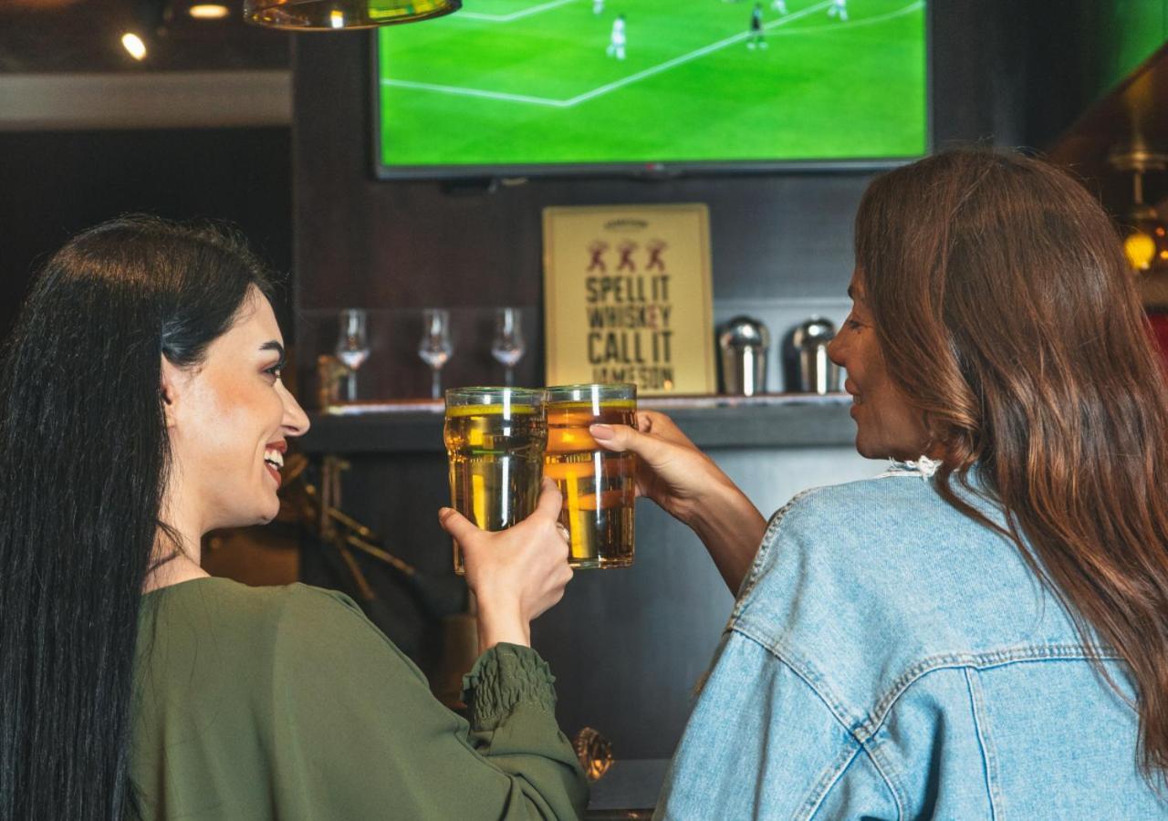City Centre Rotana Ντόχα Εξωτερικό φωτογραφία Two women drinking beer