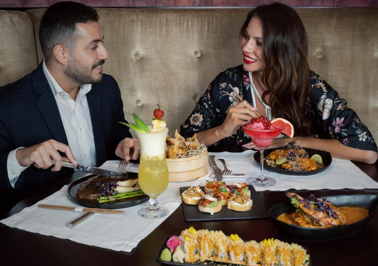 City Centre Rotana Ντόχα Εξωτερικό φωτογραφία A couple dining at a restaurant
