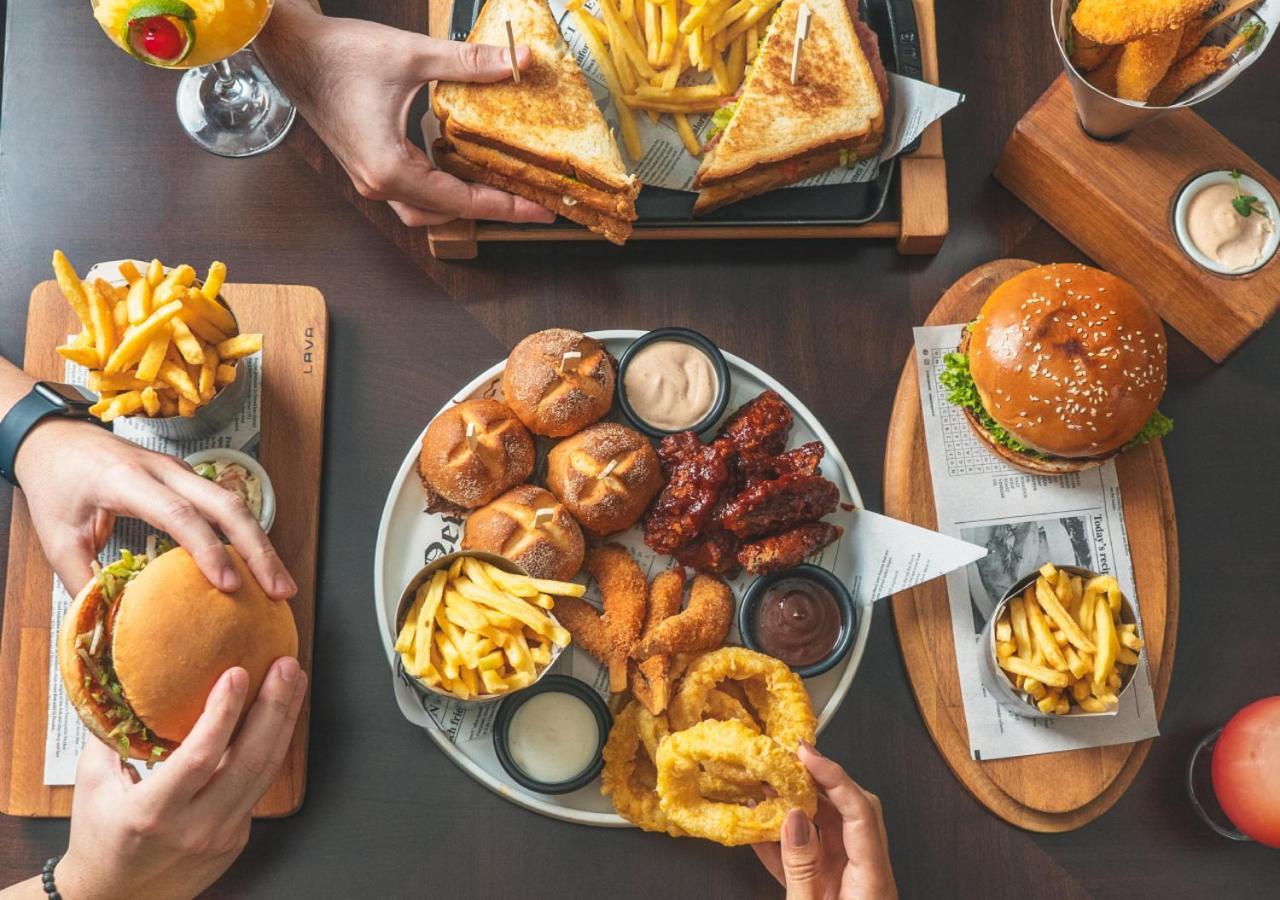 City Centre Rotana Ντόχα Εξωτερικό φωτογραφία A selection of dishes at the restaurant