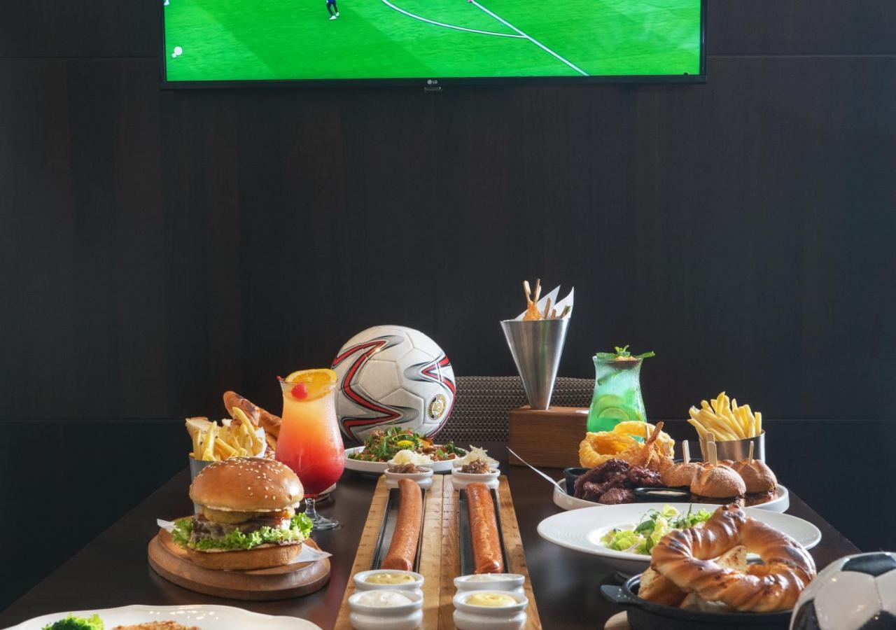 City Centre Rotana Ντόχα Εξωτερικό φωτογραφία A typical sports bar menu