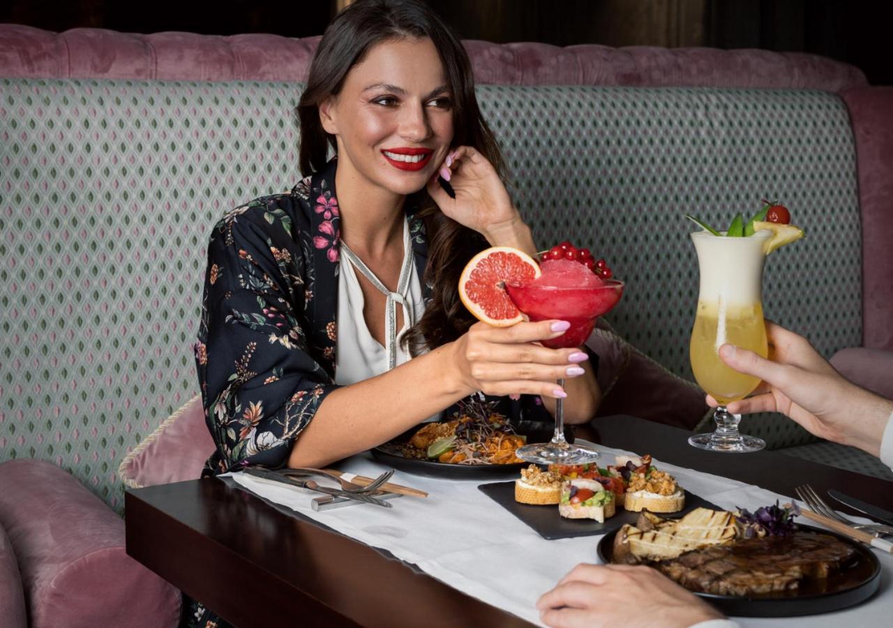 City Centre Rotana Ντόχα Εξωτερικό φωτογραφία A woman dining