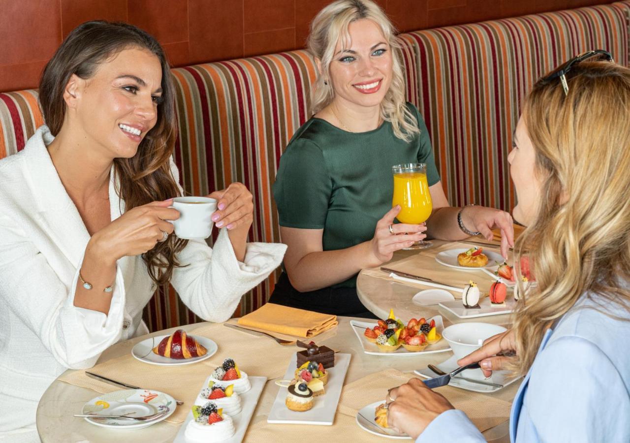 City Centre Rotana Ντόχα Εξωτερικό φωτογραφία Guests enjoying a meal at the restaurant