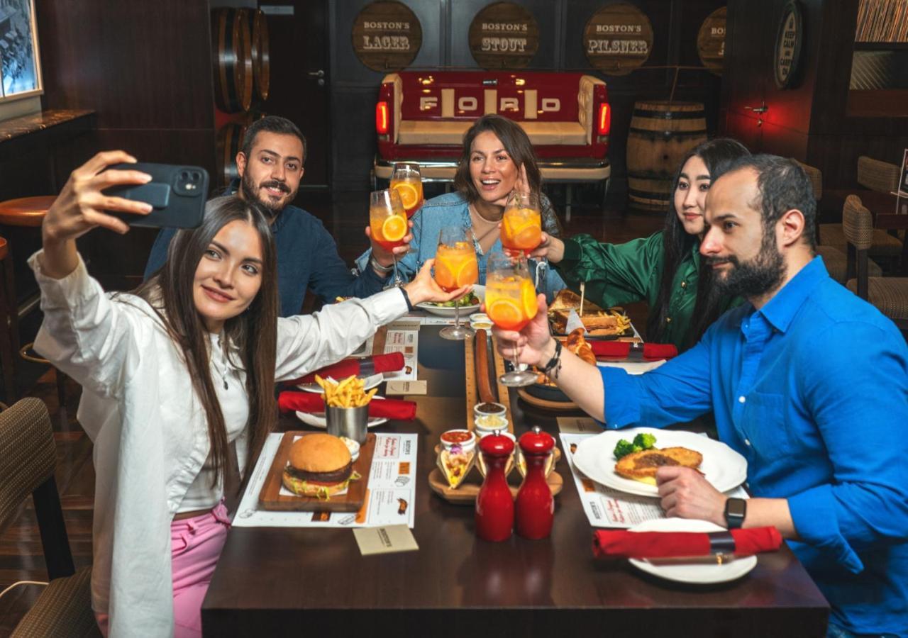 City Centre Rotana Ντόχα Εξωτερικό φωτογραφία Customers at a restaurant