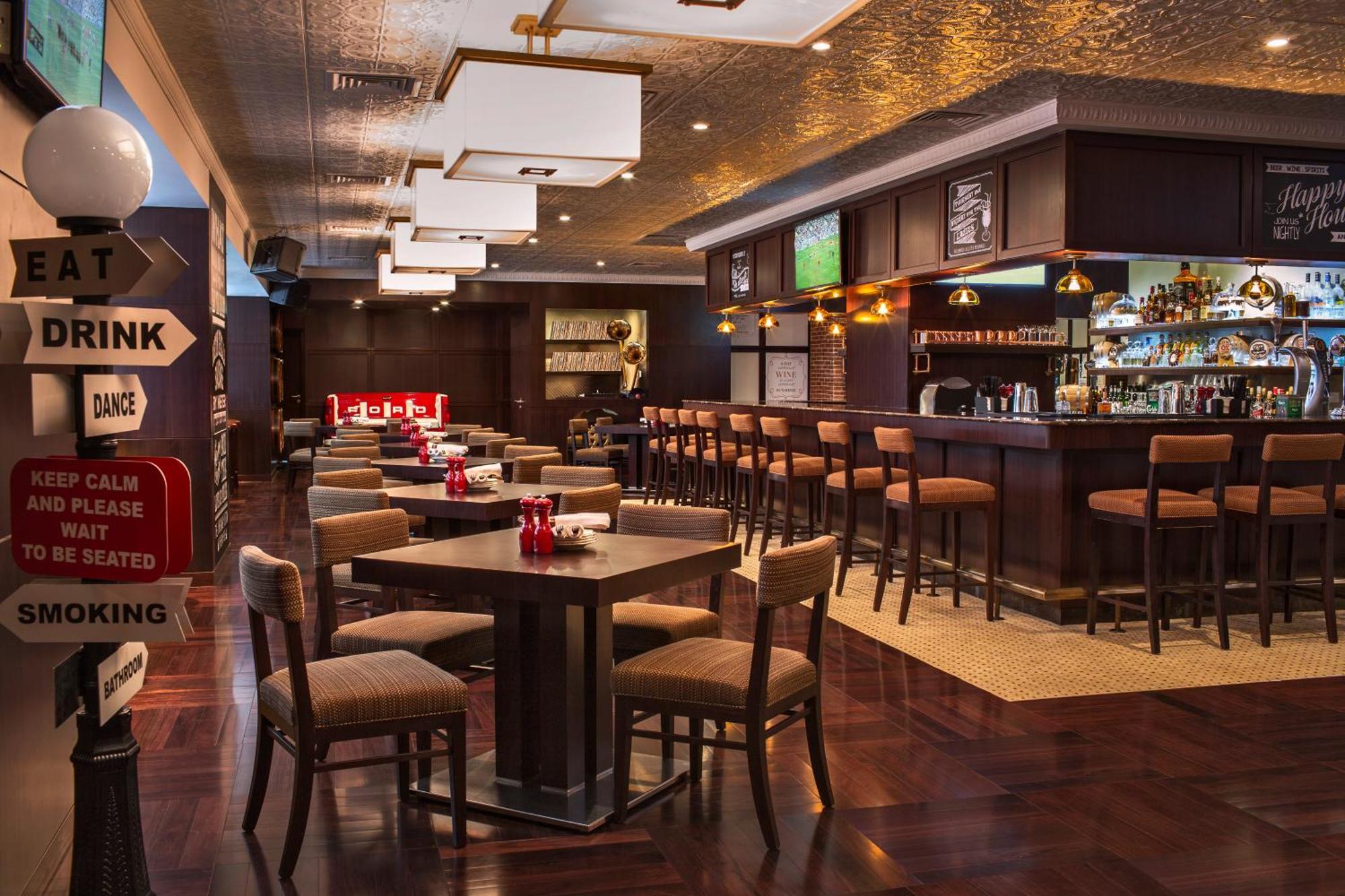 City Centre Rotana Ντόχα Εξωτερικό φωτογραφία The interior of a typical bar