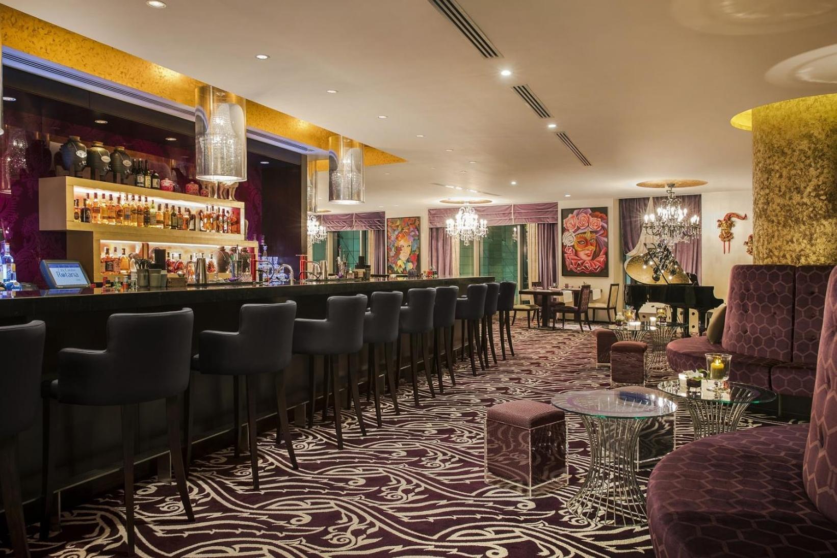 City Centre Rotana Ντόχα Εξωτερικό φωτογραφία The bar at the Mandarin Oriental, London