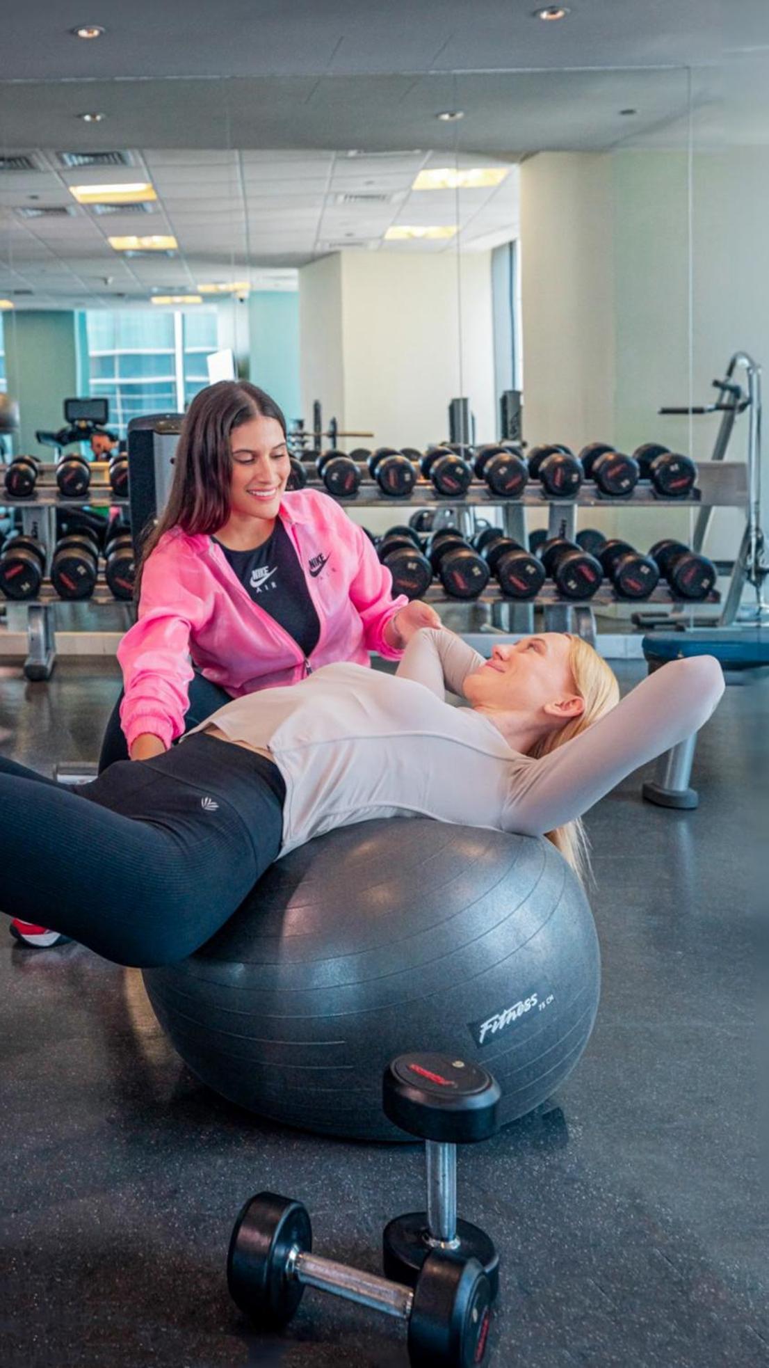 City Centre Rotana Ντόχα Εξωτερικό φωτογραφία A personal trainer working with a client