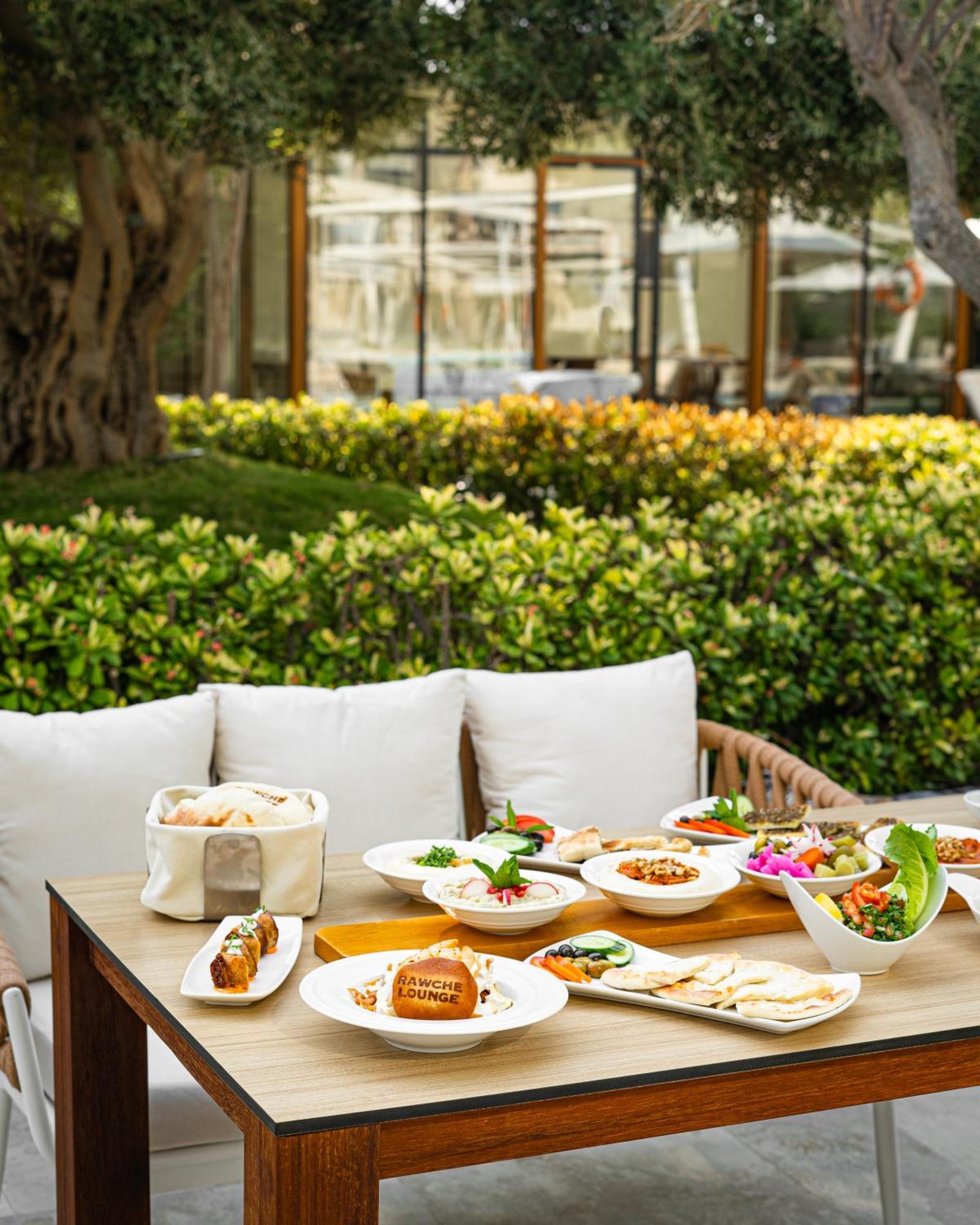 City Centre Rotana Ντόχα Εξωτερικό φωτογραφία A selection of dishes at the restaurant