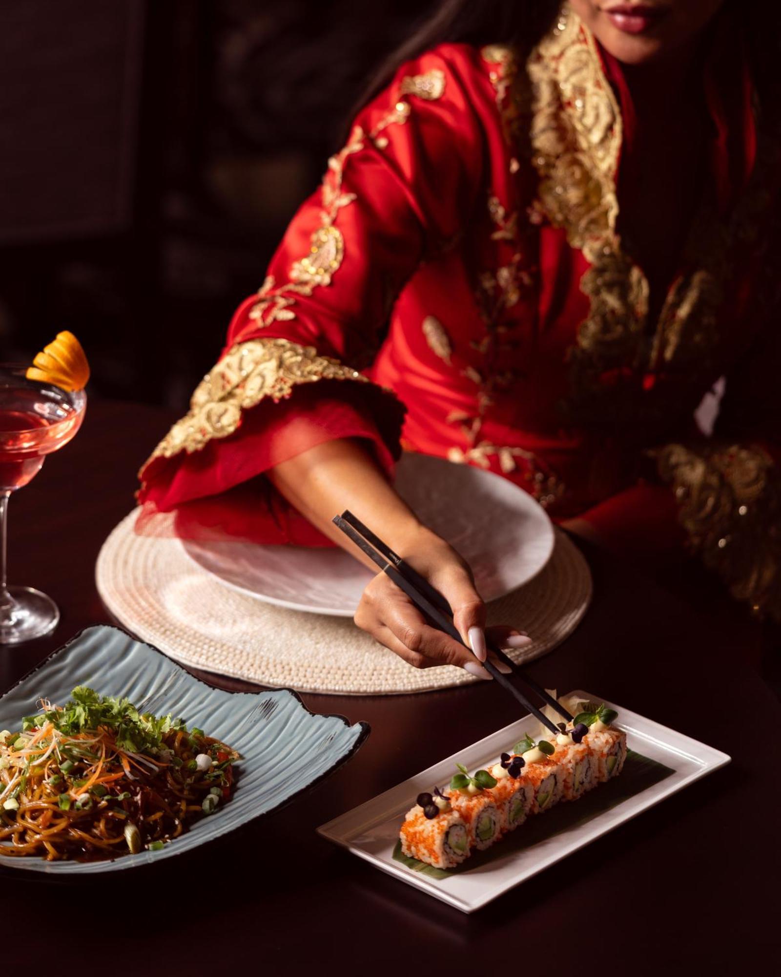 City Centre Rotana Ντόχα Εξωτερικό φωτογραφία A woman using chopsticks