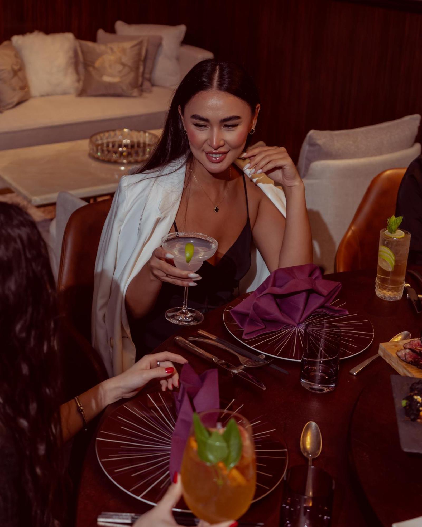 City Centre Rotana Ντόχα Εξωτερικό φωτογραφία A woman drinking a cocktail